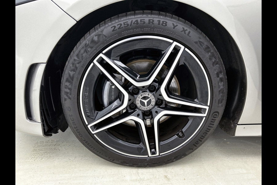 Mercedes-Benz A-Klasse 200 Business Solution AMG(NL-auto, Dealer onderhoud, Trekhaak, Navi, Camera, StoelV, Etc)