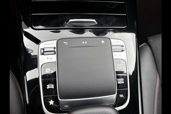 Mercedes-Benz A-Klasse 200 Business Solution AMG(NL-auto, Dealer onderhoud, Trekhaak, Navi, Camera, StoelV, Etc)