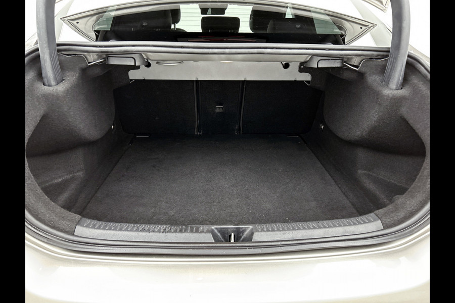 Mercedes-Benz A-Klasse 200 Business Solution AMG(NL-auto, Dealer onderhoud, Trekhaak, Navi, Camera, StoelV, Etc)