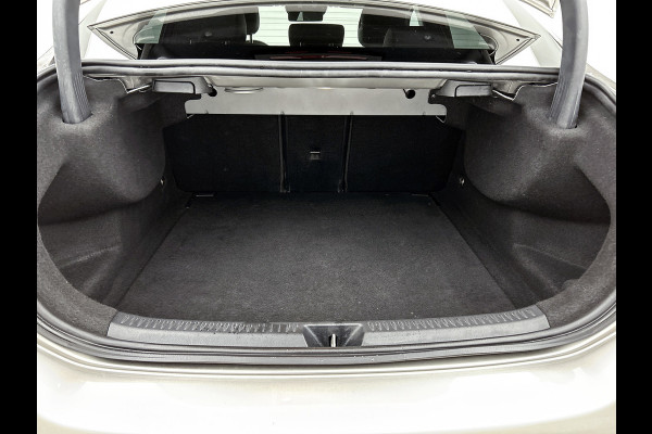 Mercedes-Benz A-Klasse 200 Business Solution AMG(NL-auto, Dealer onderhoud, Trekhaak, Navi, Camera, StoelV, Etc)