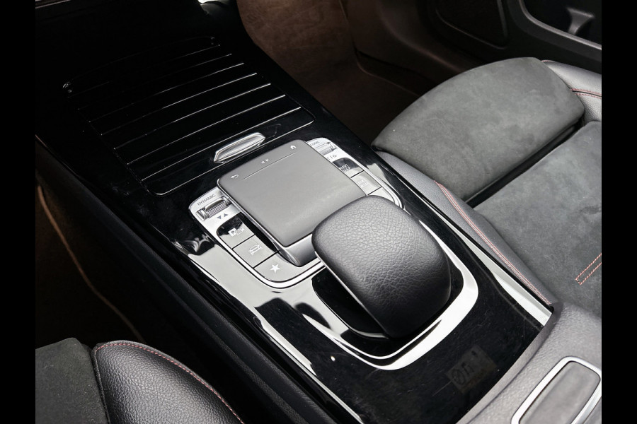 Mercedes-Benz A-Klasse 200 Business Solution AMG(NL-auto, Dealer onderhoud, Trekhaak, Navi, Camera, StoelV, Etc)