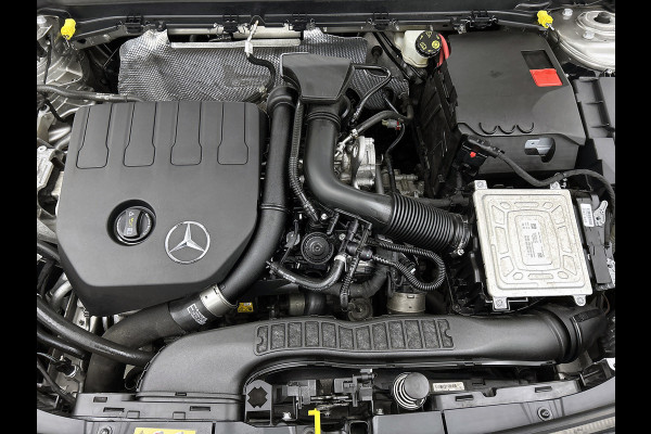 Mercedes-Benz A-Klasse 200 Business Solution AMG(NL-auto, Dealer onderhoud, Trekhaak, Navi, Camera, StoelV, Etc)