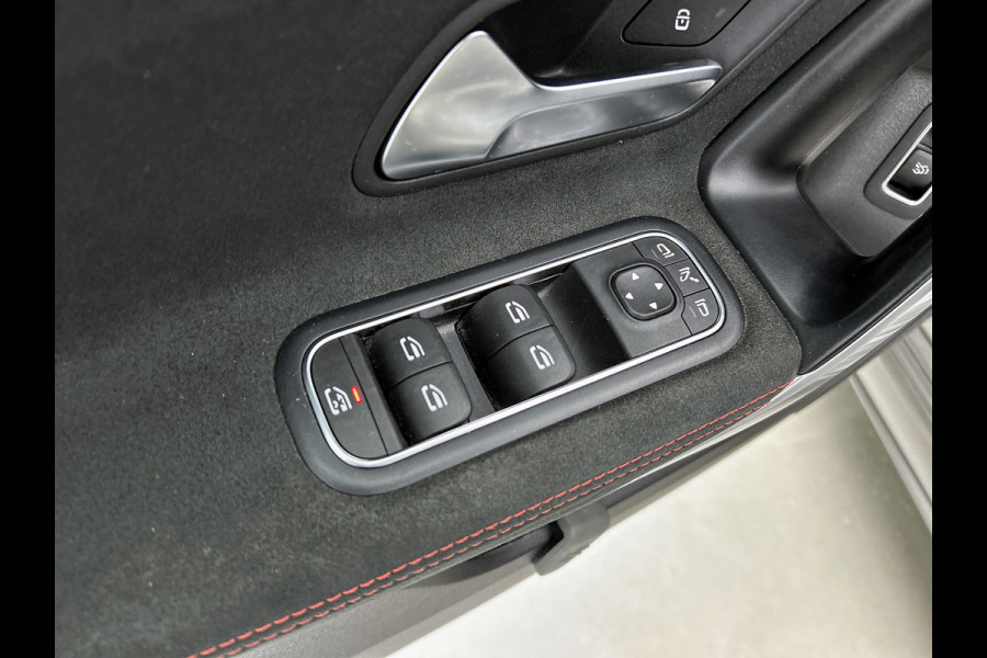 Mercedes-Benz A-Klasse 200 Business Solution AMG(NL-auto, Dealer onderhoud, Trekhaak, Navi, Camera, StoelV, Etc)