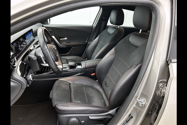 Mercedes-Benz A-Klasse 200 Business Solution AMG(NL-auto, Dealer onderhoud, Trekhaak, Navi, Camera, StoelV, Etc)