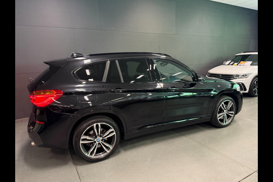 BMW X1 XDrive20i M-SPORT BLACK-LINE PANO/M-STOELEN/LED/DAB/H-UP/H-KARDON/PDC/ECC///