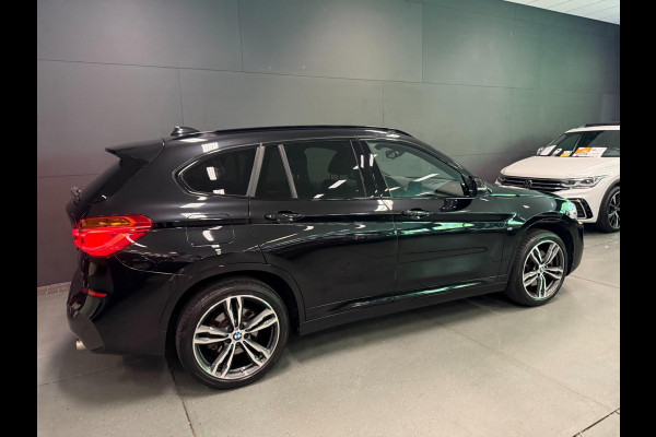 BMW X1 XDrive20i M-SPORT BLACK-LINE PANO/M-STOELEN/LED/DAB/H-UP/H-KARDON/PDC/ECC///
