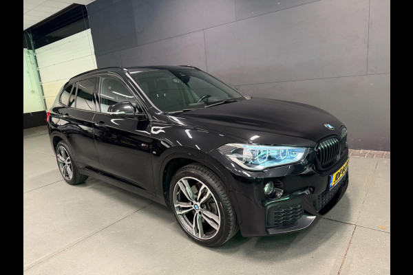 BMW X1 XDrive20i M-SPORT BLACK-LINE PANO/M-STOELEN/LED/DAB/H-UP/H-KARDON/PDC/ECC///
