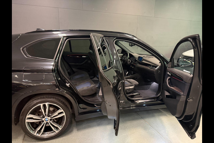 BMW X1 XDrive20i M-SPORT BLACK-LINE PANO/M-STOELEN/LED/DAB/H-UP/H-KARDON/PDC/ECC///
