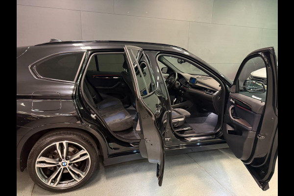 BMW X1 XDrive20i M-SPORT BLACK-LINE PANO/M-STOELEN/LED/DAB/H-UP/H-KARDON/PDC/ECC///