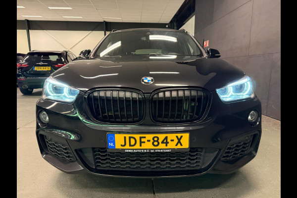 BMW X1 XDrive20i M-SPORT BLACK-LINE PANO/M-STOELEN/LED/DAB/H-UP/H-KARDON/PDC/ECC///