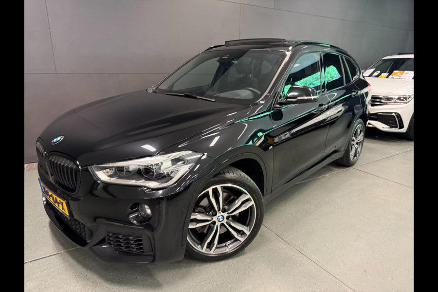 BMW X1 XDrive20i M-SPORT BLACK-LINE PANO/M-STOELEN/LED/DAB/H-UP/H-KARDON/PDC/ECC///
