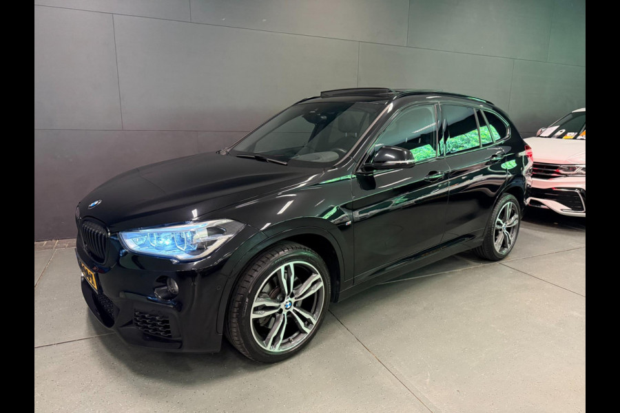 BMW X1 XDrive20i M-SPORT BLACK-LINE PANO/M-STOELEN/LED/DAB/H-UP/H-KARDON/PDC/ECC///