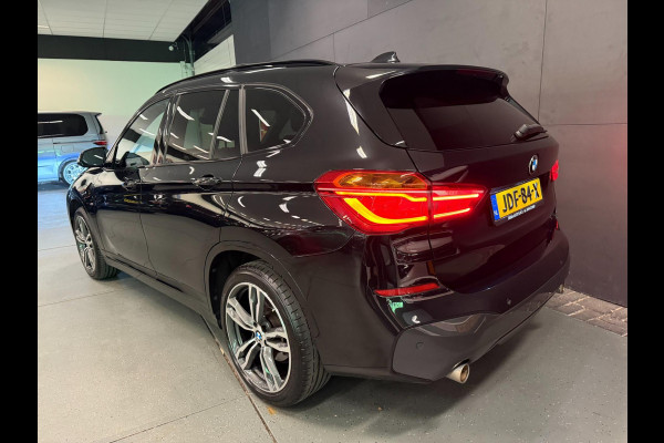 BMW X1 XDrive20i M-SPORT BLACK-LINE PANO/M-STOELEN/LED/DAB/H-UP/H-KARDON/PDC/ECC///
