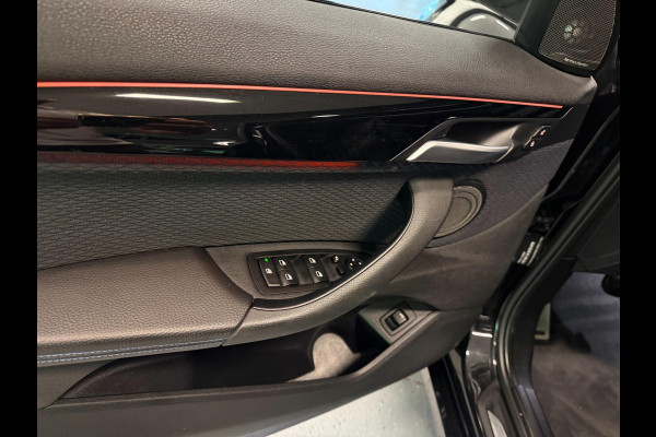 BMW X1 XDrive20i M-SPORT BLACK-LINE PANO/M-STOELEN/LED/DAB/H-UP/H-KARDON/PDC/ECC///