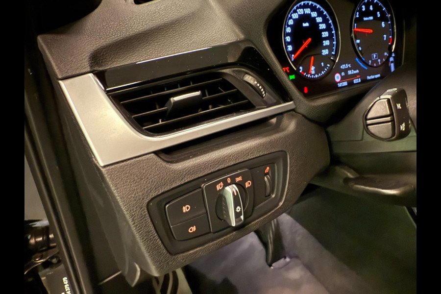 BMW X1 XDrive20i M-SPORT BLACK-LINE PANO/M-STOELEN/LED/DAB/H-UP/H-KARDON/PDC/ECC///