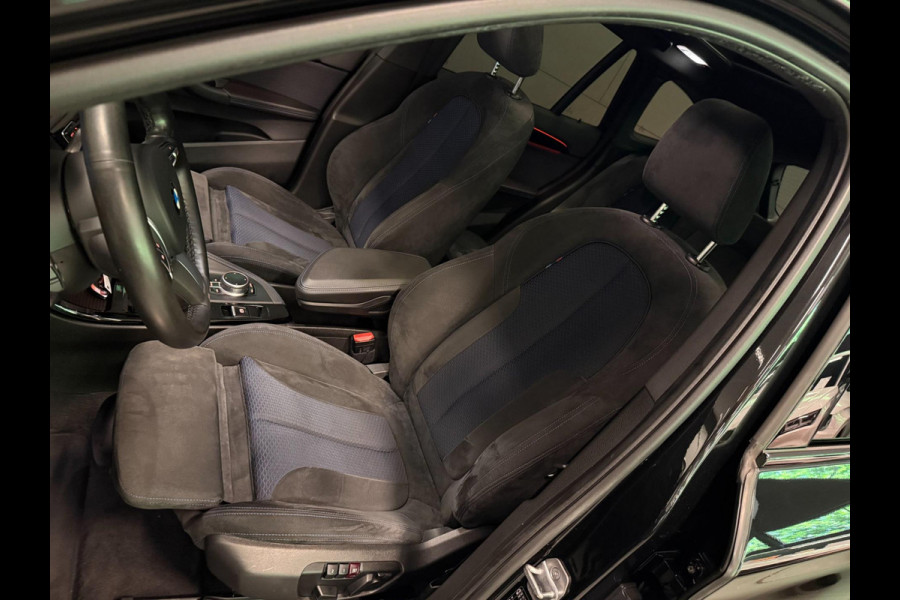 BMW X1 XDrive20i M-SPORT BLACK-LINE PANO/M-STOELEN/LED/DAB/H-UP/H-KARDON/PDC/ECC///