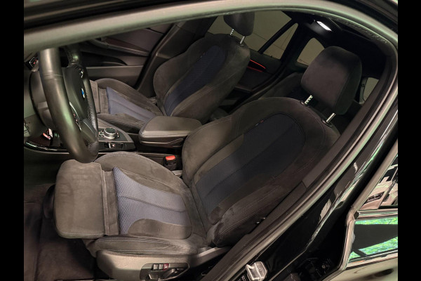 BMW X1 XDrive20i M-SPORT BLACK-LINE PANO/M-STOELEN/LED/DAB/H-UP/H-KARDON/PDC/ECC///