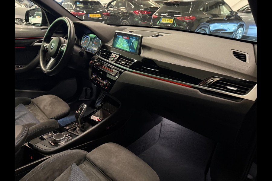 BMW X1 XDrive20i M-SPORT BLACK-LINE PANO/M-STOELEN/LED/DAB/H-UP/H-KARDON/PDC/ECC///