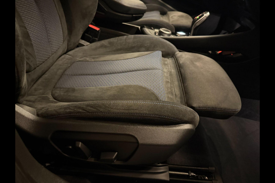 BMW X1 XDrive20i M-SPORT BLACK-LINE PANO/M-STOELEN/LED/DAB/H-UP/H-KARDON/PDC/ECC///