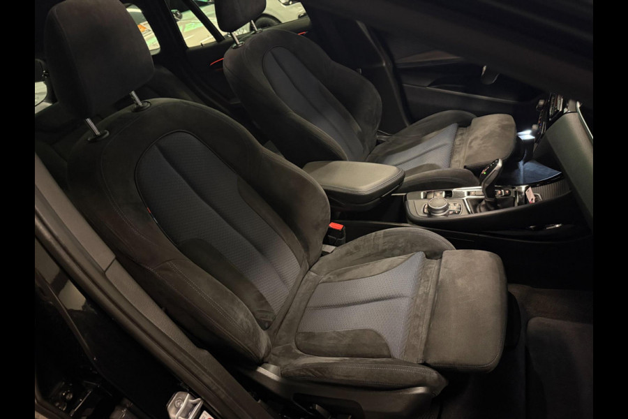 BMW X1 XDrive20i M-SPORT BLACK-LINE PANO/M-STOELEN/LED/DAB/H-UP/H-KARDON/PDC/ECC///