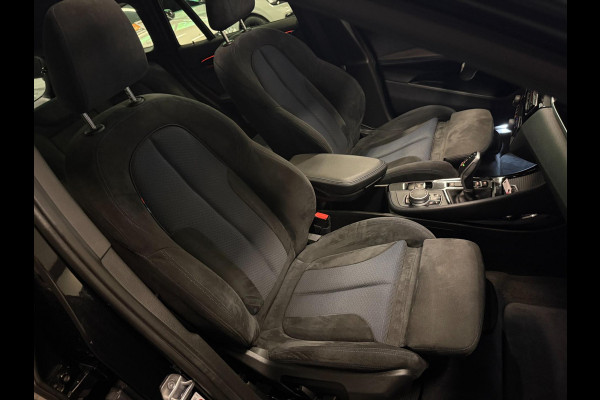 BMW X1 XDrive20i M-SPORT BLACK-LINE PANO/M-STOELEN/LED/DAB/H-UP/H-KARDON/PDC/ECC///