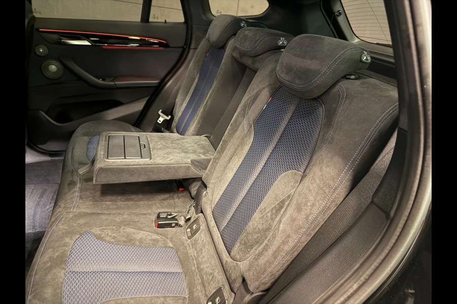 BMW X1 XDrive20i M-SPORT BLACK-LINE PANO/M-STOELEN/LED/DAB/H-UP/H-KARDON/PDC/ECC///