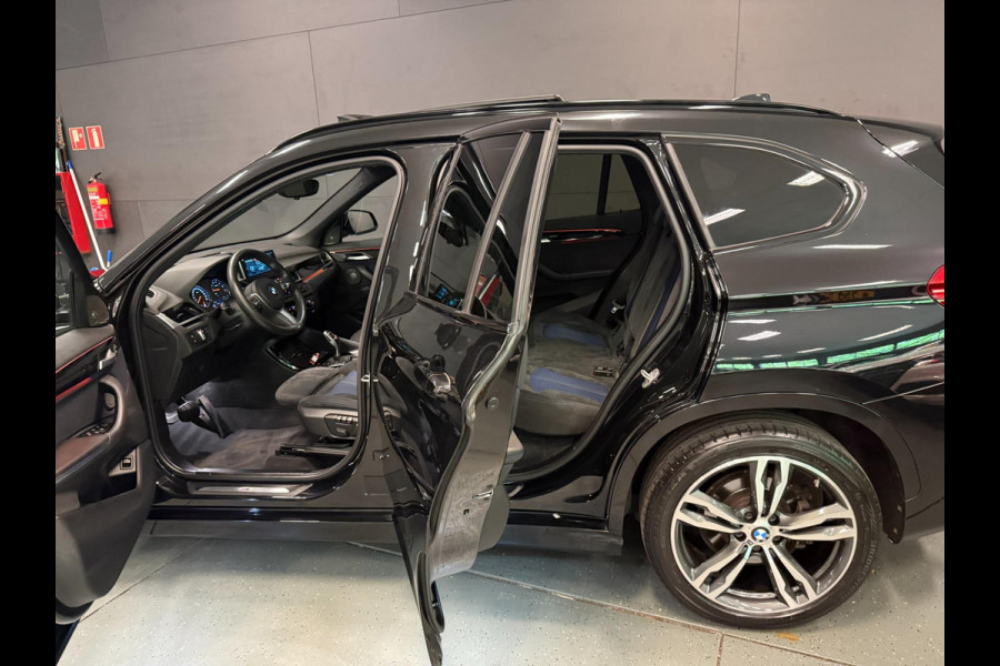 BMW X1 XDrive20i M-SPORT BLACK-LINE PANO/M-STOELEN/LED/DAB/H-UP/H-KARDON/PDC/ECC///