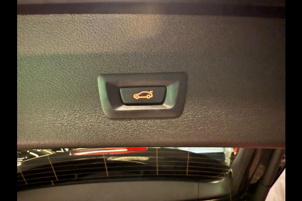 BMW X1 XDrive20i M-SPORT BLACK-LINE PANO/M-STOELEN/LED/DAB/H-UP/H-KARDON/PDC/ECC///