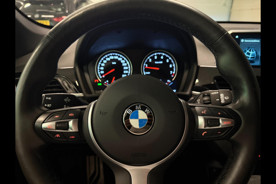 BMW X1 XDrive20i M-SPORT BLACK-LINE PANO/M-STOELEN/LED/DAB/H-UP/H-KARDON/PDC/ECC///