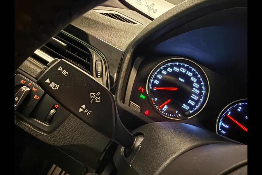 BMW X1 XDrive20i M-SPORT BLACK-LINE PANO/M-STOELEN/LED/DAB/H-UP/H-KARDON/PDC/ECC///