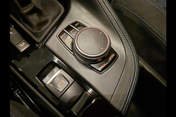 BMW X1 XDrive20i M-SPORT BLACK-LINE PANO/M-STOELEN/LED/DAB/H-UP/H-KARDON/PDC/ECC///