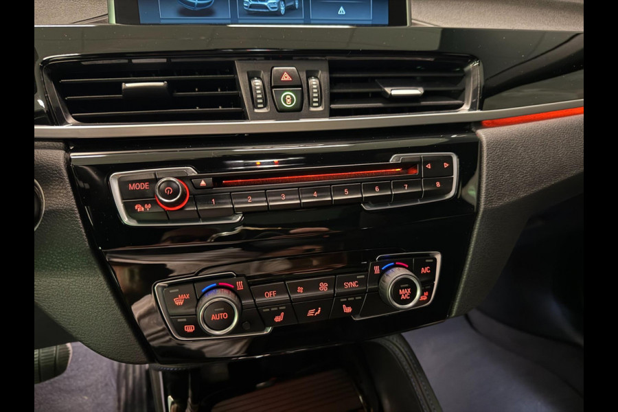 BMW X1 XDrive20i M-SPORT BLACK-LINE PANO/M-STOELEN/LED/DAB/H-UP/H-KARDON/PDC/ECC///