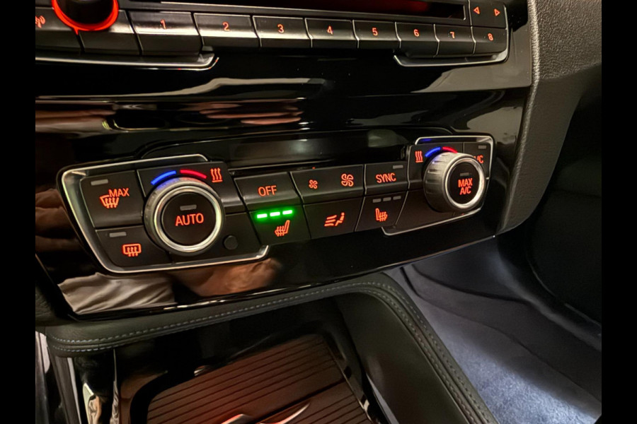 BMW X1 XDrive20i M-SPORT BLACK-LINE PANO/M-STOELEN/LED/DAB/H-UP/H-KARDON/PDC/ECC///