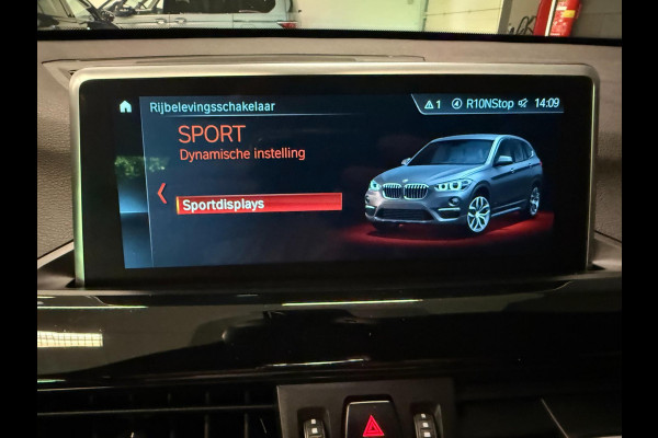 BMW X1 XDrive20i M-SPORT BLACK-LINE PANO/M-STOELEN/LED/DAB/H-UP/H-KARDON/PDC/ECC///