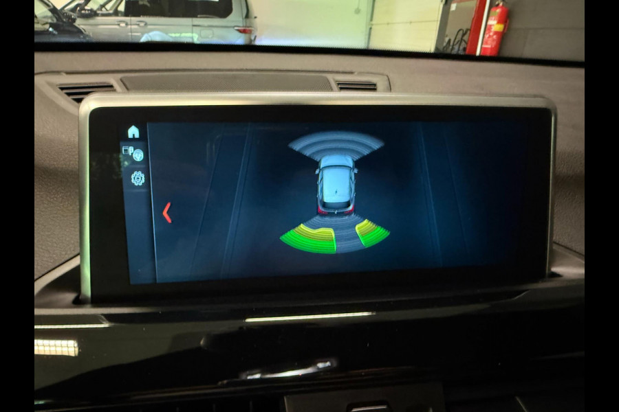 BMW X1 XDrive20i M-SPORT BLACK-LINE PANO/M-STOELEN/LED/DAB/H-UP/H-KARDON/PDC/ECC///