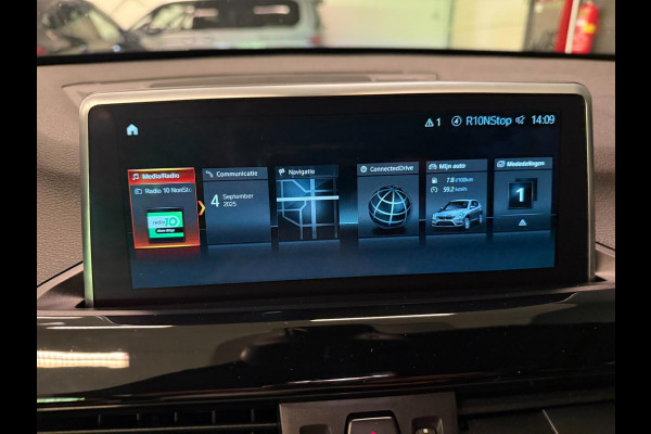 BMW X1 XDrive20i M-SPORT BLACK-LINE PANO/M-STOELEN/LED/DAB/H-UP/H-KARDON/PDC/ECC///