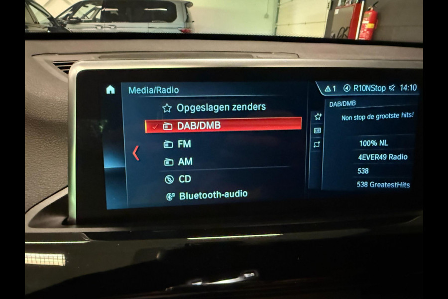 BMW X1 XDrive20i M-SPORT BLACK-LINE PANO/M-STOELEN/LED/DAB/H-UP/H-KARDON/PDC/ECC///