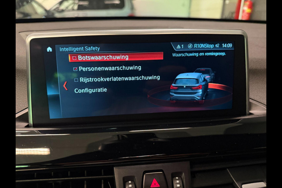 BMW X1 XDrive20i M-SPORT BLACK-LINE PANO/M-STOELEN/LED/DAB/H-UP/H-KARDON/PDC/ECC///