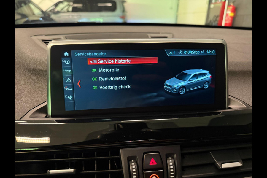 BMW X1 XDrive20i M-SPORT BLACK-LINE PANO/M-STOELEN/LED/DAB/H-UP/H-KARDON/PDC/ECC///