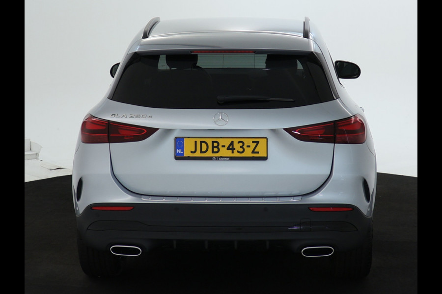 Mercedes-Benz GLA 250 e AMG Plug-In Hybride | AMG Line | Night Pakket | Sfeerverlichting | 360° camera | Stuur en Stoelverwarming | Multi Beam Led koplampen | Inclusief 24 maanden MB Certified garantie voor Europa.