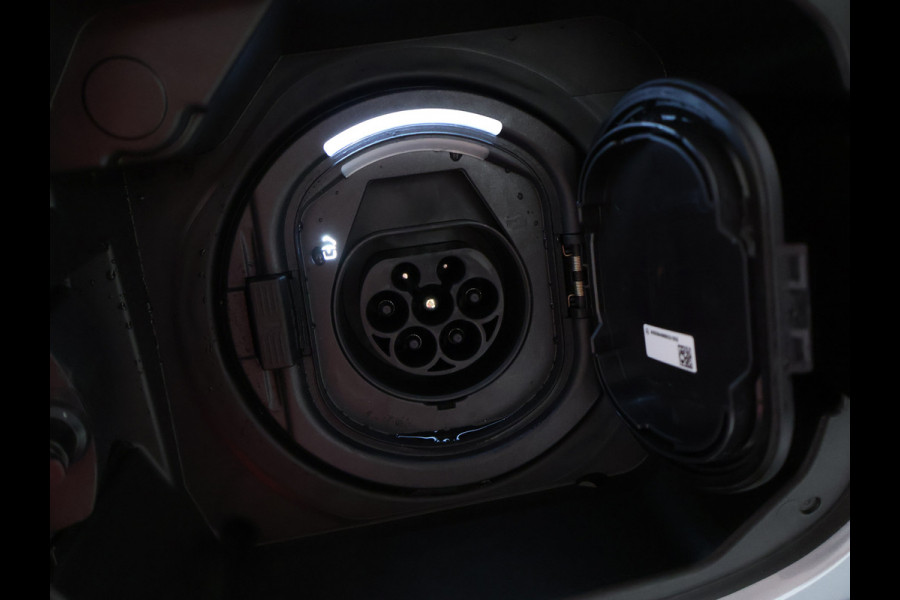 Mercedes-Benz GLA 250 e AMG Plug-In Hybride | AMG Line | Night Pakket | Sfeerverlichting | 360° camera | Stuur en Stoelverwarming | Multi Beam Led koplampen | Inclusief 24 maanden MB Certified garantie voor Europa.