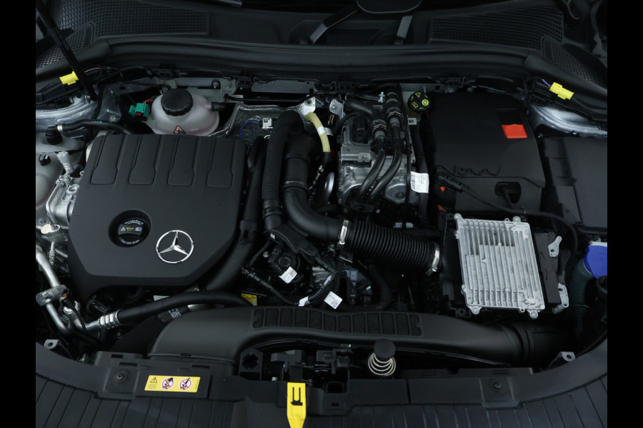 Mercedes-Benz GLA 250 e AMG Plug-In Hybride | AMG Line | Night Pakket | Sfeerverlichting | 360° camera | Stuur en Stoelverwarming | Multi Beam Led koplampen | Inclusief 24 maanden MB Certified garantie voor Europa.