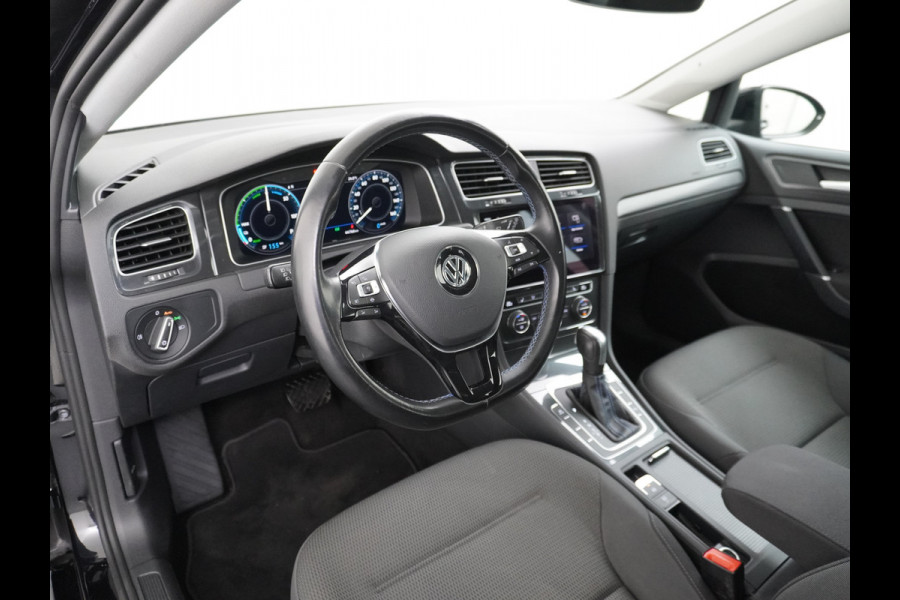 Volkswagen e-Golf AUT SOH=92% Adaptieve Cruise Warmtepomp App-Connect Apple Carplay Android Auto Climatronic Stoelverwarming DAB+ Led Virtual Cockpit Winterpakket  Licht/Regensensor Pdc App-Connect Lmv 17" E-DITION 136PK 290NM Koppel slechts 44.000km