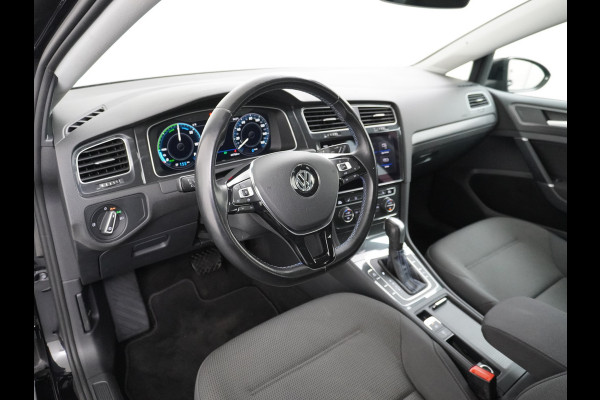 Volkswagen e-Golf AUT SOH=92% Adaptieve Cruise Warmtepomp App-Connect Apple Carplay Android Auto Climatronic Stoelverwarming DAB+ Led Virtual Cockpit Winterpakket  Licht/Regensensor Pdc App-Connect Lmv 17" E-DITION 136PK 290NM Koppel slechts 44.000km