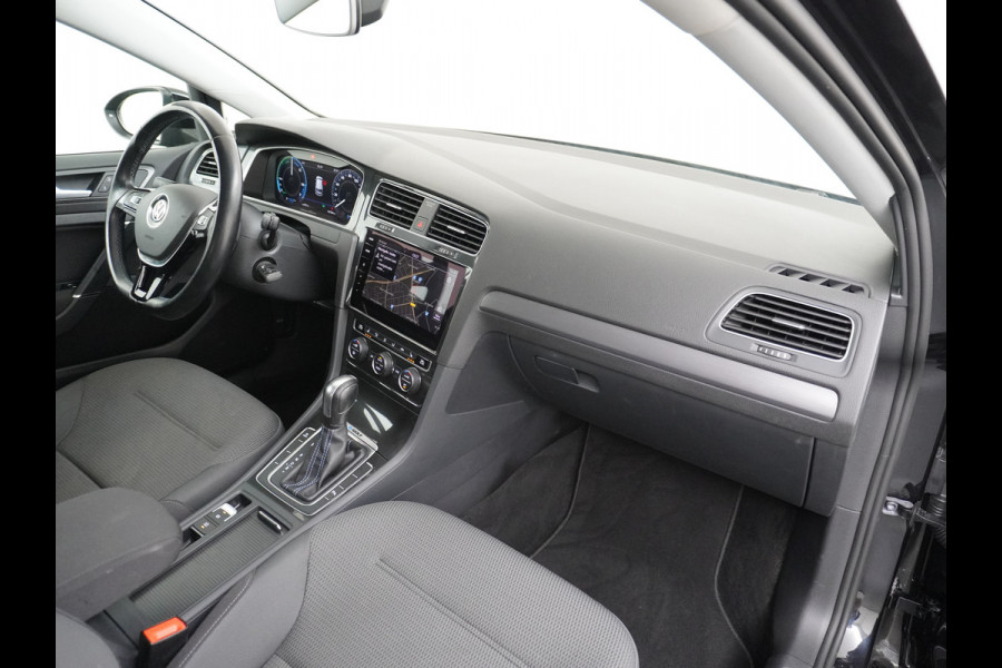 Volkswagen e-Golf AUT SOH=92% Adaptieve Cruise Warmtepomp App-Connect Apple Carplay Android Auto Climatronic Stoelverwarming DAB+ Led Virtual Cockpit Winterpakket  Licht/Regensensor Pdc App-Connect Lmv 17" E-DITION 136PK 290NM Koppel slechts 44.000km