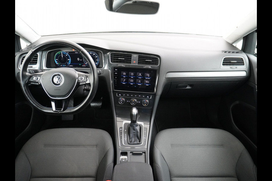 Volkswagen e-Golf AUT SOH=92% Adaptieve Cruise Warmtepomp App-Connect Apple Carplay Android Auto Climatronic Stoelverwarming DAB+ Led Virtual Cockpit Winterpakket  Licht/Regensensor Pdc App-Connect Lmv 17" E-DITION 136PK 290NM Koppel slechts 44.000km