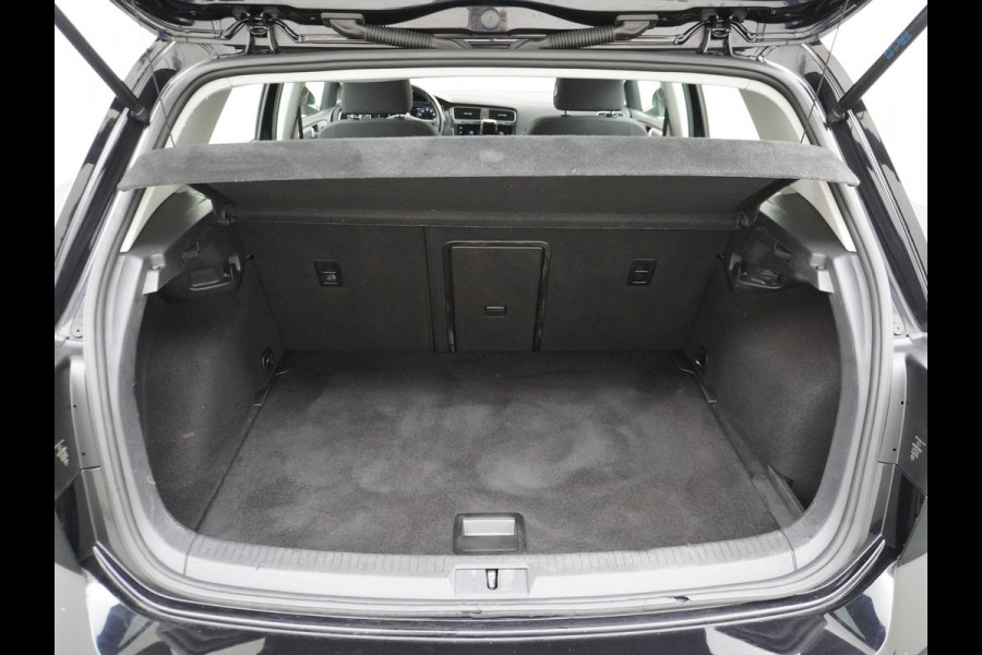 Volkswagen e-Golf AUT SOH=92% Adaptieve Cruise Warmtepomp App-Connect Apple Carplay Android Auto Climatronic Stoelverwarming DAB+ Led Virtual Cockpit Winterpakket  Licht/Regensensor Pdc App-Connect Lmv 17" E-DITION 136PK 290NM Koppel slechts 44.000km
