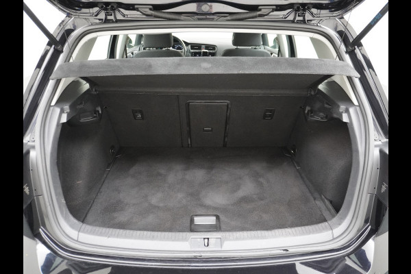 Volkswagen e-Golf AUT SOH=92% Adaptieve Cruise Warmtepomp App-Connect Apple Carplay Android Auto Climatronic Stoelverwarming DAB+ Led Virtual Cockpit Winterpakket  Licht/Regensensor Pdc App-Connect Lmv 17" E-DITION 136PK 290NM Koppel slechts 44.000km