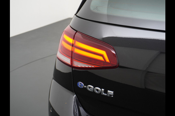 Volkswagen e-Golf AUT SOH=92% Adaptieve Cruise Warmtepomp App-Connect Apple Carplay Android Auto Climatronic Stoelverwarming DAB+ Led Virtual Cockpit Winterpakket  Licht/Regensensor Pdc App-Connect Lmv 17" E-DITION 136PK 290NM Koppel slechts 44.000km