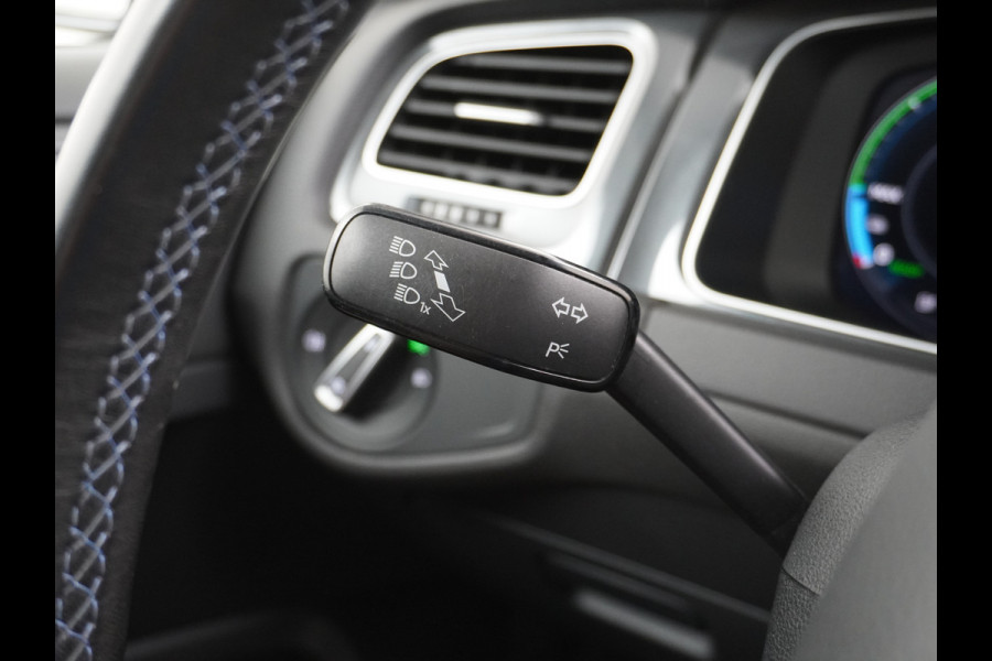 Volkswagen e-Golf AUT SOH=92% Adaptieve Cruise Warmtepomp App-Connect Apple Carplay Android Auto Climatronic Stoelverwarming DAB+ Led Virtual Cockpit Winterpakket  Licht/Regensensor Pdc App-Connect Lmv 17" E-DITION 136PK 290NM Koppel slechts 44.000km